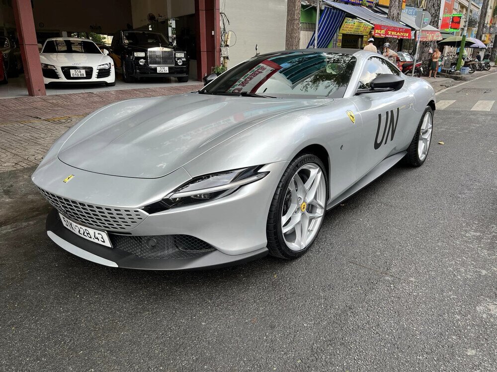 Siêu xe Ferrari Roma của ông Đặng Lê Nguyên Vũ bất ngờ xuất hiện trên phố