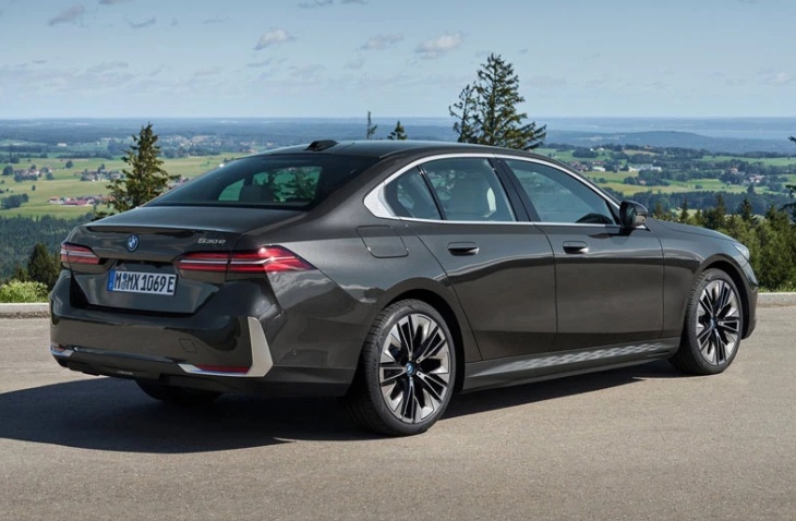 Xe sedan BMW mạnh 496 mã lực, tiêu thụ chỉ cần 1 lít xăng/100 km, giá hơn 1,6 tỷ đồng