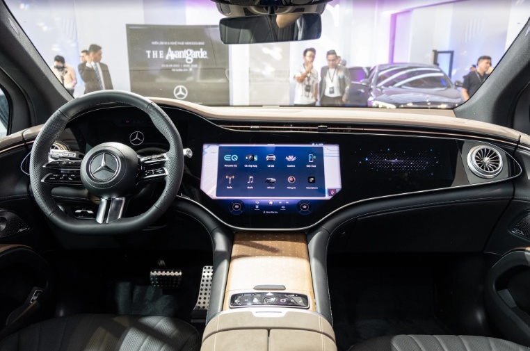 Cận cảnh Mercedes-Benz EQS SUV giá 4,999 tỷ tại Việt Nam: Nhiều công nghệ nhất phân khúc, sạc đầy đủ chạy Hà Nội - Huế