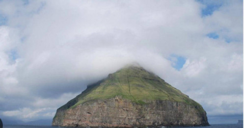 Kỳ lạ hòn đảo “đội mây” nằm giữa đại dương