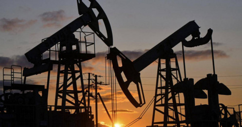 Giá dầu tăng vọt trước xung đột Israel - Hamas, cổ phiếu dầu khí 'dậy sóng'