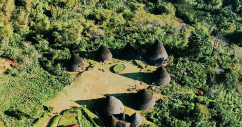 Khám phá làng cổ hình chóp biệt lập giữa núi rừng ở Indonesia