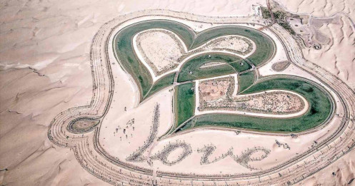 Hồ tình yêu hình trái tim khổng lồ nổi bật giữa sa mạc Dubai