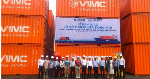 Hòa Phát bàn giao lô container cho VIMC