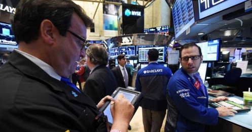Dow Jones trượt dốc khi lợi suất trái phiếu vượt 5%