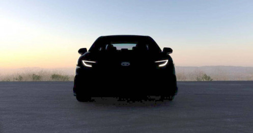 Toyota hé lộ mẫu sedan bí ẩn, Camry 2025 được xướng tên