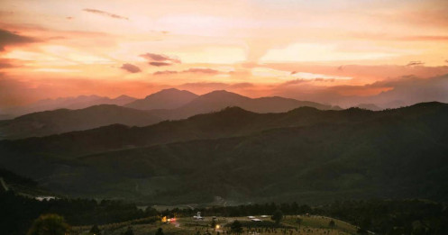 Chi phí đến đỉnh núi Ba Tầng để ngắm bức tranh hoàng hôn đẹp như Thụy Sĩ mùa cỏ cháy
