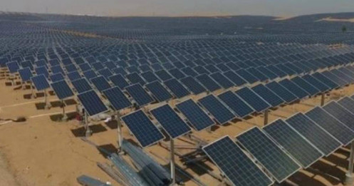 Lạ lùng 'trồng' nhà máy năng lượng mặt trời trên ruộng muối, biển và sa mạc