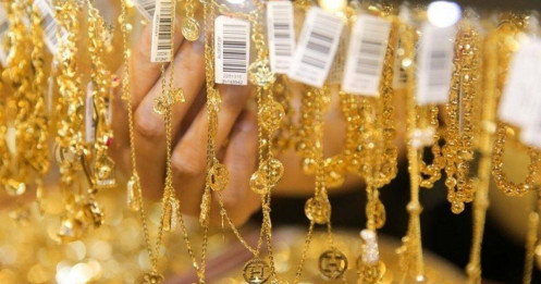 Kinh tế đi xuống khiến nhu cầu mua vàng trang sức ở Việt Nam giảm