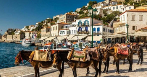 Hòn đảo bình yên đến kì lạ ở Hy Lạp: Cấm ô tô, người dân di chuyển bằng... ngựa