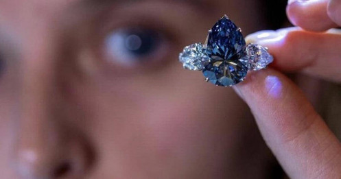 Viên kim cương xanh quý hiếm nhất nhì thế giới với giá hơn 1.000 tỷ đồng có gì?