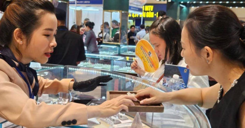 Vì sao ở Việt Nam vẫn tồn tại thói quen "mua vàng ở đâu phải bán ở đó"?