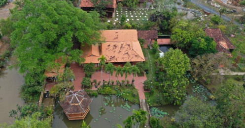 Cận cảnh nhà cổ trăm tuổi nằm trong khu đất rộng 3.000m2 được đại gia mua lại bằng vàng, là bối cảnh của hàng loạt phim Việt