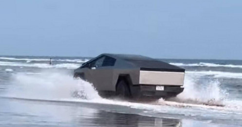 Xe bán tải điện Tesla Cybertruck ngâm mình ở bãi biển trước ngày giao cho khách