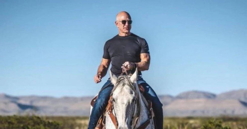 59 tuổi, tỷ phú Jeff Bezos dẫn đầu trào lưu "phú ông cơ bắp" bởi thân hình đẹp như Vin Diesel: Bí quyết rất đơn giản, người thành công vẫn phải ngủ đủ 8 giờ