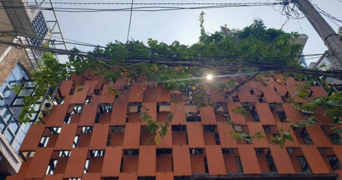'Bọc' gạch gốm bên ngoài, nhà 30m2 ở Sài Gòn đẹp đến xiêu lòng