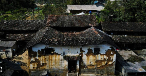 Bí ẩn nhà cổ trăm tuổi dáng chim đại bàng ở Hà Giang