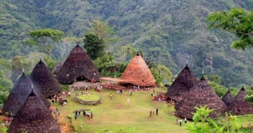 Lạ lùng ngôi làng cổ biệt lập nằm giữa rừng sâu ở Indonesia