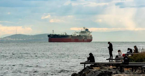 Phiến quân Houthi tấn công các tàu đi qua biển Đỏ: Giá dầu tăng mạnh
