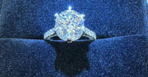 Chiếc nhẫn kim cương to đùng Quang Hải cầu hôn Chu Thanh Huyền đang trở thành đề tài bàn tán rôm rả