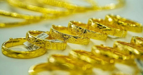 Giá vàng liên tục tăng sốc, người vay chấp nhận trả lãi cao thay vì trả vàng
