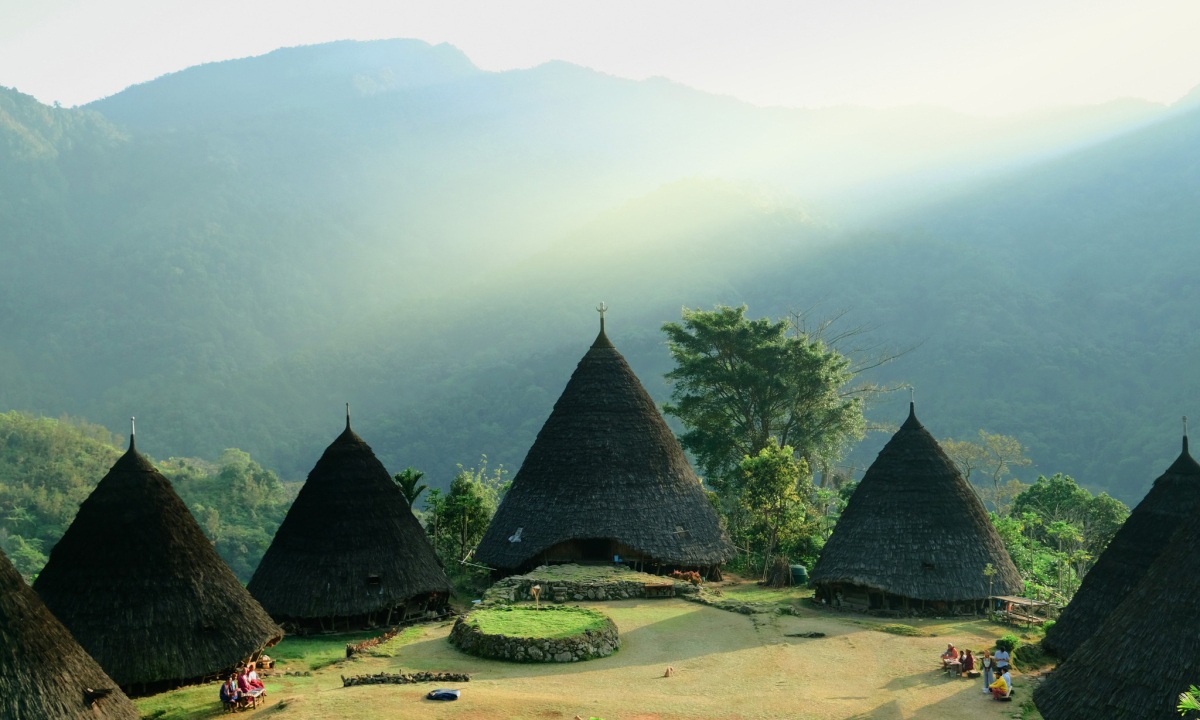 Khám phá làng cổ hình chóp biệt lập giữa núi rừng ở Indonesia