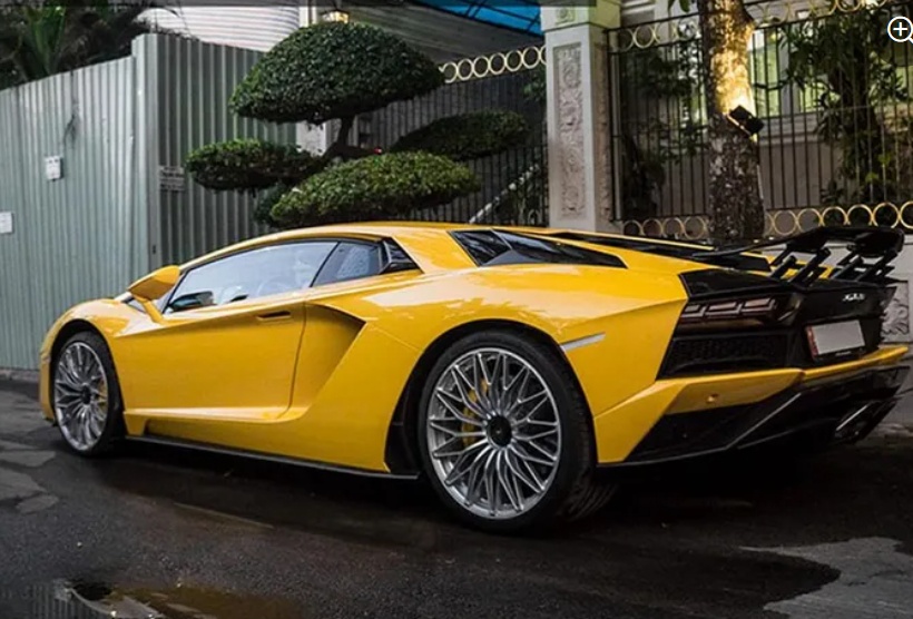 Hoàng Kim Khánh 'lột đồ' trị giá 1,5 tỷ của Lamborghini Aventador S