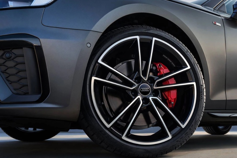 Audi A4L 2024 chốt giá hơn 1 tỷ đồng, cạnh tranh với Mercedes-Benz C-Class