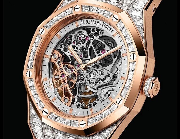 Bố là tỷ phú nhưng đeo Rolex 200 triệu đồng, con trai lại diện đồng hồ đắt gấp gần 400 lần, nạm 436 viên kim cương