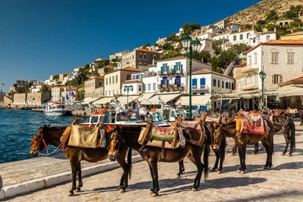 Hòn đảo bình yên đến kì lạ ở Hy Lạp: Cấm ô tô, người dân di chuyển bằng... ngựa