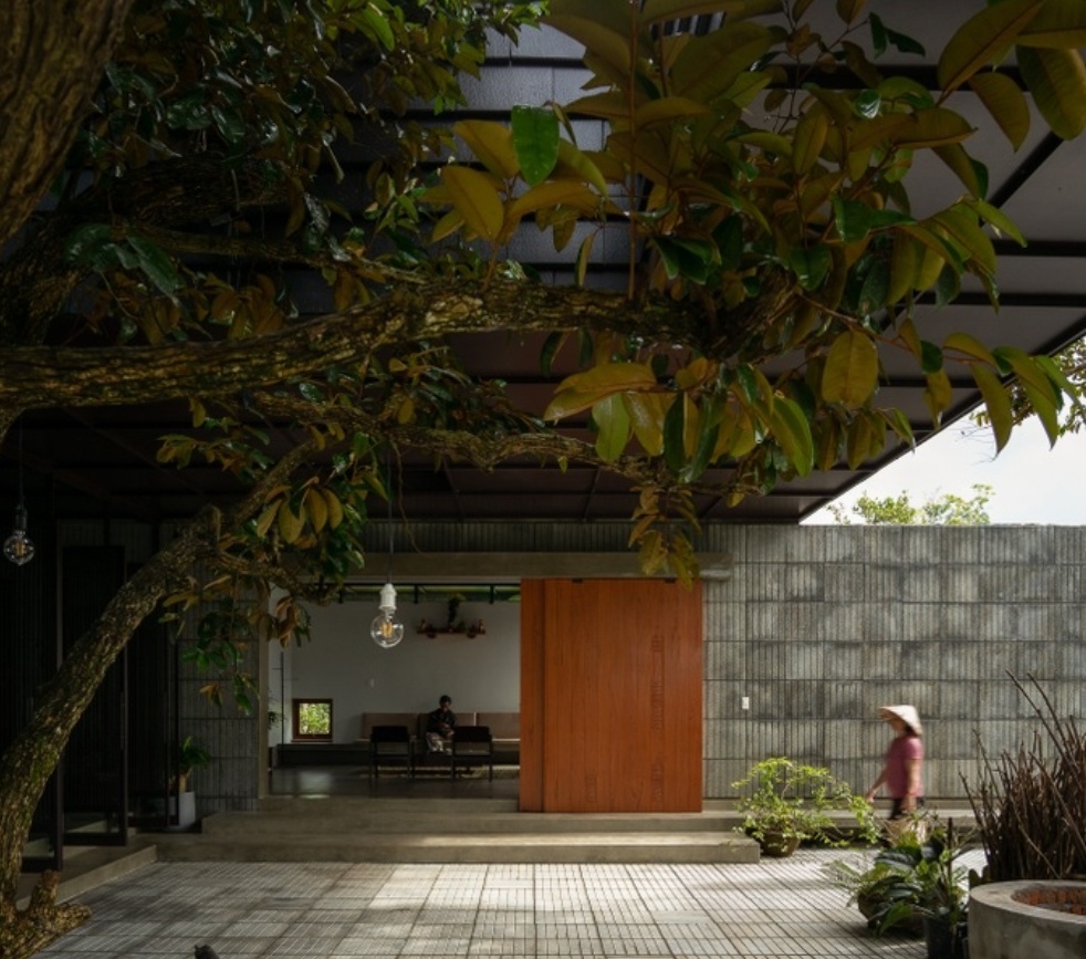 Thiết kế mái lớn, ngôi nhà ở Quảng Nam hòa mình với thiên nhiên