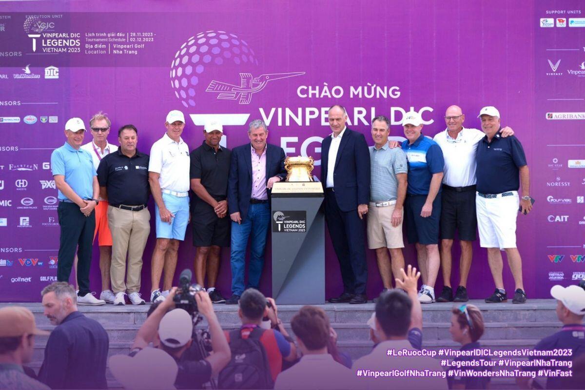 Hoa khôi bóng chuyền Kim Huệ, Miss Golf Thanh Tú rạng rỡ bên chiếc Cúp Vinpearl DIC Legends Vietnam 2023