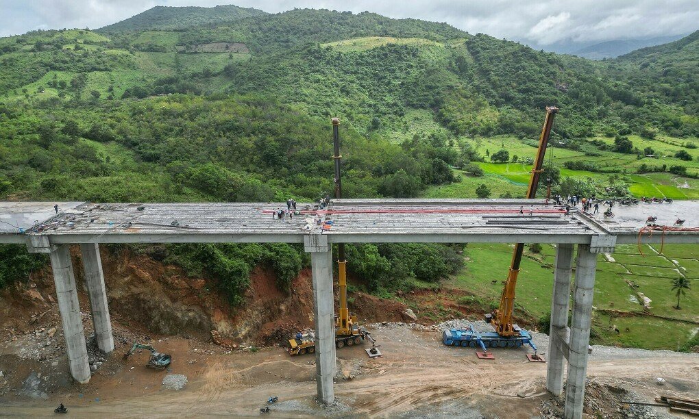 Cầu lớn nhất cao tốc Cam Lâm - Vĩnh Hảo hợp long