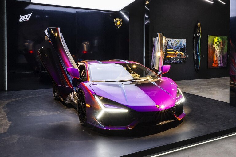 Siêu xe triệu đô Lamborghini Revuelto sơn màu thủ công độc nhất thế giới