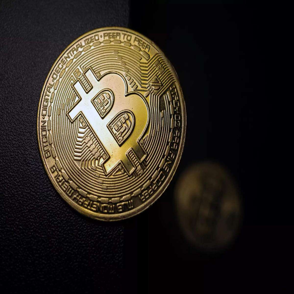 Đà bán tháo khiến giá tiền ảo Bitcoin giảm mạnh