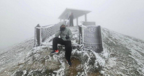 Người Hà Nội đổ xô đi 'săn' băng tuyết trên đỉnh núi Mẫu Sơn