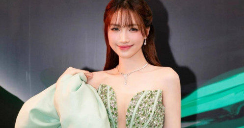 Nữ ca sĩ đeo trang sức trị giá gần nửa tỷ lên nhận giải thưởng Làn sóng xanh 2023 gây sốt