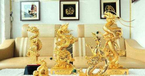 Tượng rồng, hoa lan dát vàng giá hàng chục triệu săn khách dịp Tết