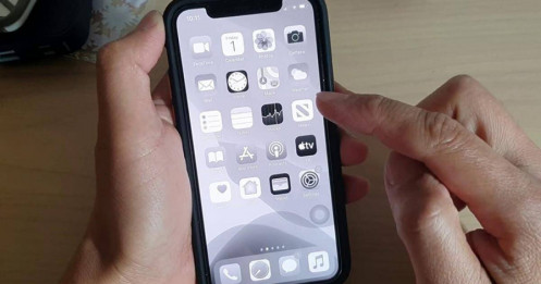 Vì sao nên chuyển màn hình iPhone sang đen trắng?