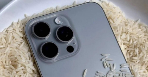 Apple khuyến cáo không bỏ iPhone bị ướt vào thùng gạo, vậy cần xử lý thế nào?