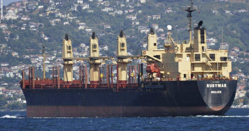 Tàu chở phân bón bị Houthi tấn công chìm ở Biển Đỏ
