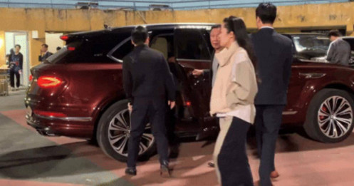 Chủ tịch CLB Hà Nội ngồi xe sang 18 tỷ ra sân bóng, phong thái cực đĩnh đạc khác hẳn khi ở nhà với hoa hậu Đỗ Mỹ Linh