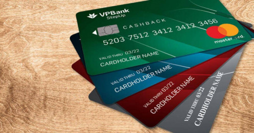 'Nợ ngập đầu vì chi tiêu thiếu kiểm soát với bốn thẻ tín dụng'