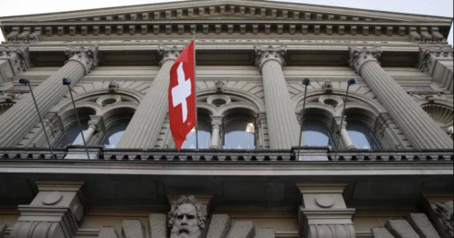 Ngân hàng TW Thụy Sĩ bất ngờ hạ lãi suất, thời kỳ tiền rẻ dần quay trở lại