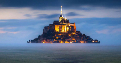 Lâu đài hơn 1.300 năm tuổi lơ lửng trên mặt biển
