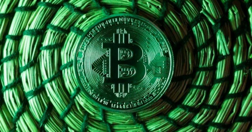 Bitcoin tăng vọt trở lại vùng 70.000 USD