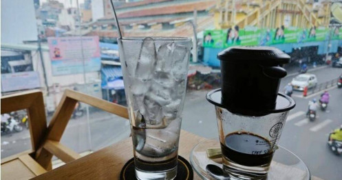 Vì sao người Việt vẫn “đi cà phê” mỗi ngày bất chấp kinh tế khó khăn?