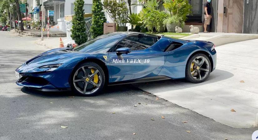 Vợ chồng Cường "Đô-la" du Xuân cùng siêu xe Ferrari SF90 Spider hơn 50 tỷ đồng