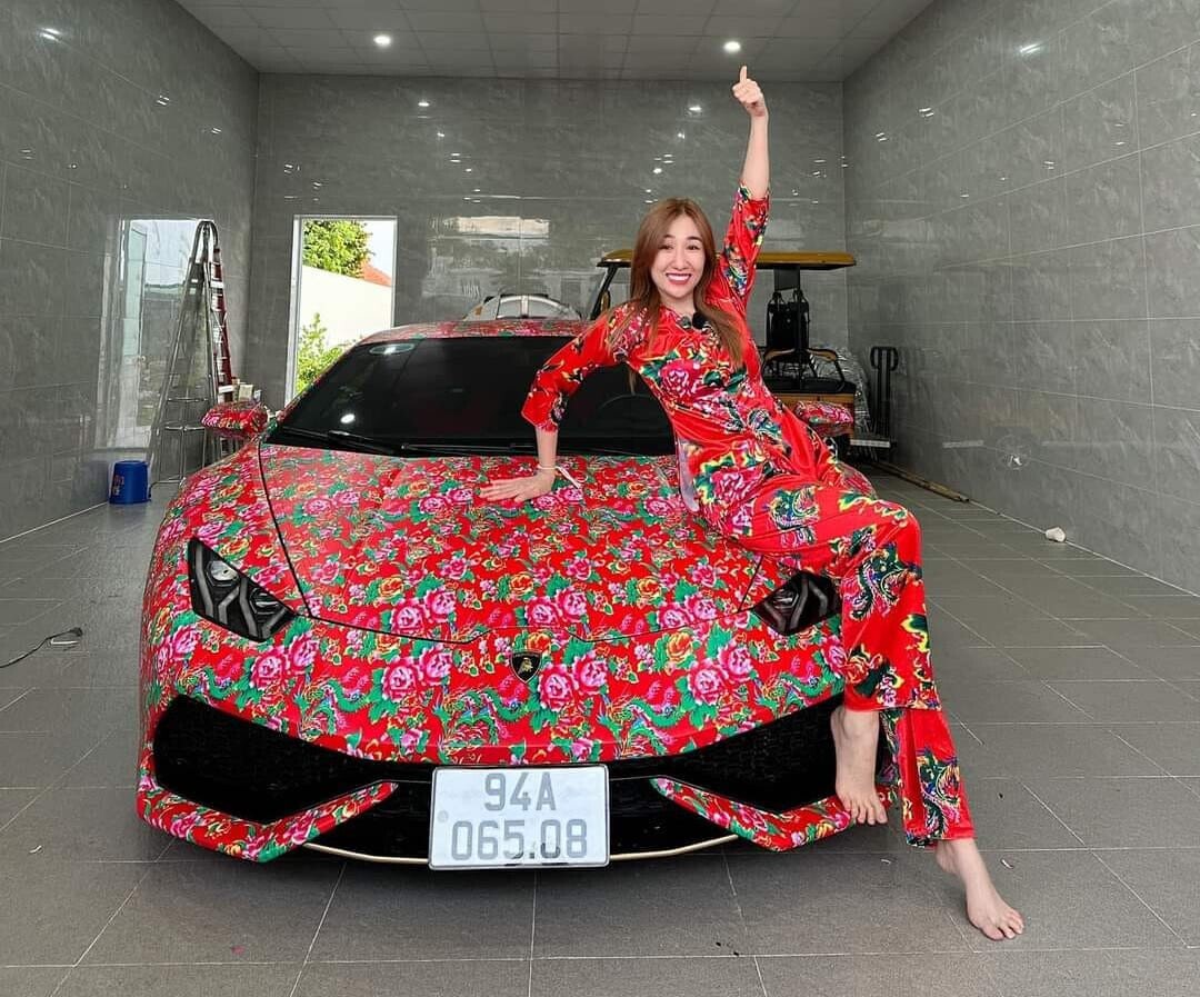 Bà chủ 9X ở Bạc Liêu khoác áo 'chăn con công' cho siêu xe Lamborghini Huracan