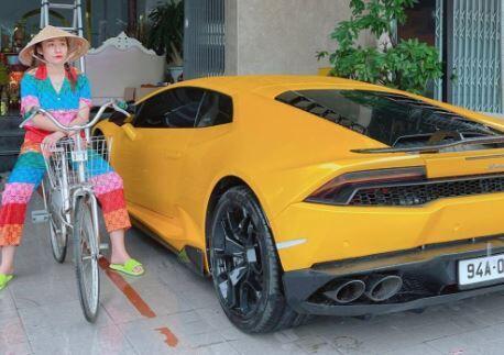 Bà chủ 9X ở Bạc Liêu khoác áo 'chăn con công' cho siêu xe Lamborghini Huracan